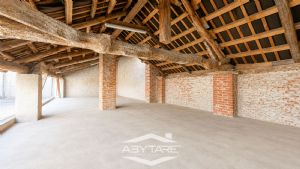 Casa semindipendente con cortile privato, box auto e  magazzino