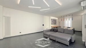 Casa semindipendente con cortile privato, box auto e  magazzino