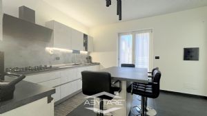 Casa semindipendente con cortile privato, box auto e  magazzino