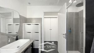 Casa semindipendente con cortile privato, box auto e  magazzino