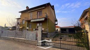 Appartamento ristrutturato in bifamiliare con giardino