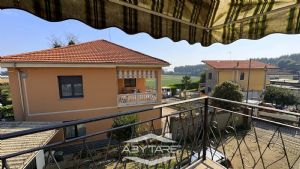 Appartamento ristrutturato in bifamiliare con giardino