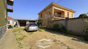 Appartamento ristrutturato in bifamiliare con giardino