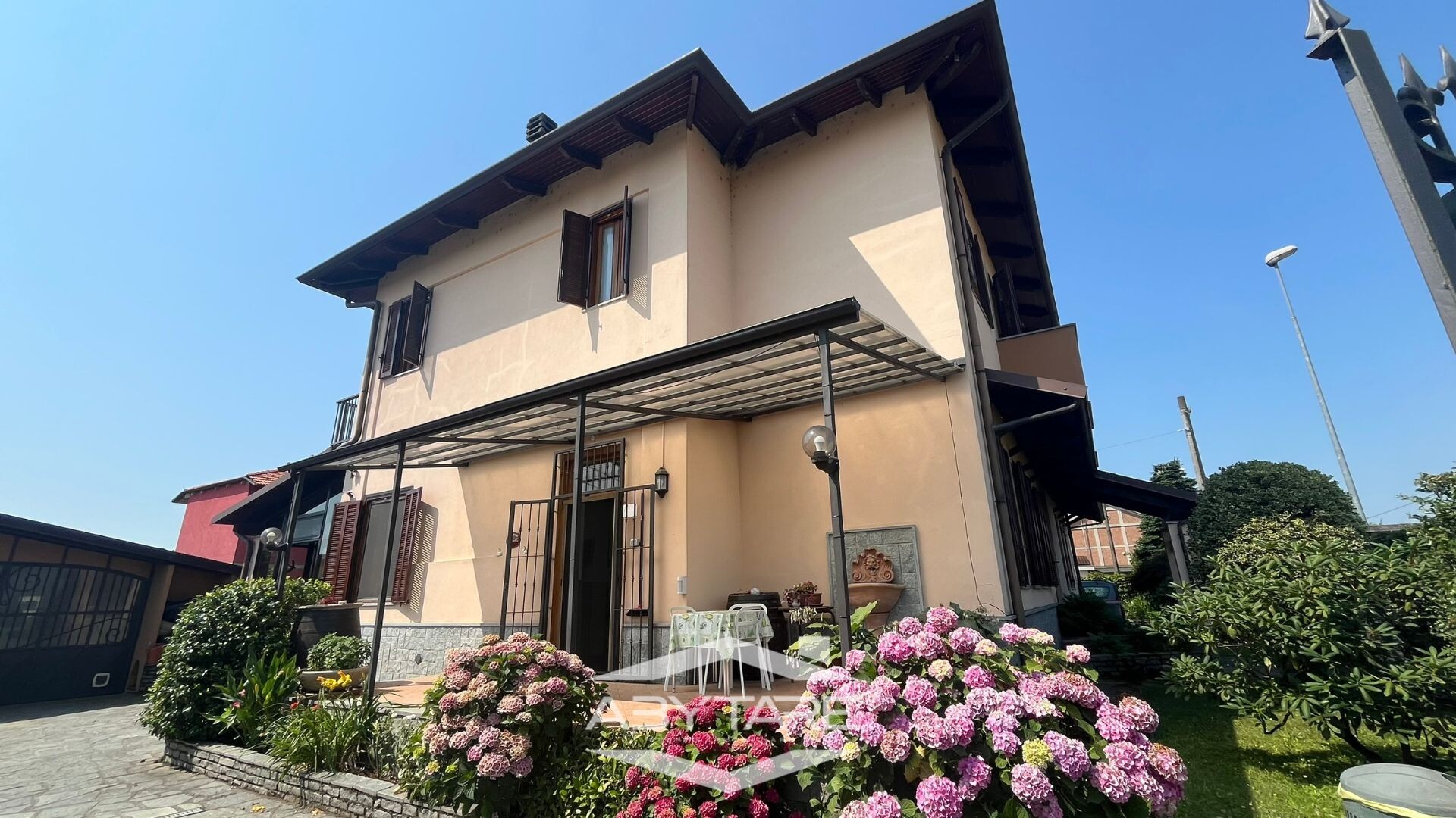Casa indipendente su tre lati con giardino e autorimessa tripla
