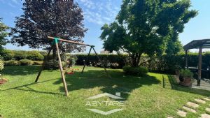 Casa indipendente su tre lati con giardino e autorimessa tripla