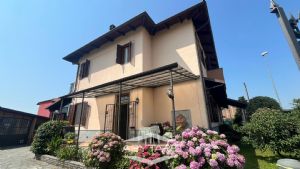 Casa indipendente su tre lati con giardino e autorimessa tripla