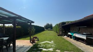 Casa indipendente su tre lati con giardino e autorimessa tripla