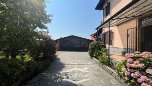 Casa indipendente su tre lati con giardino e autorimessa tripla