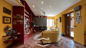 Casa indipendente su tre lati con giardino e autorimessa tripla