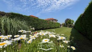 Casa indipendente su tre lati con giardino e autorimessa tripla
