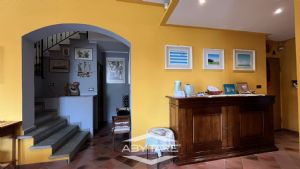 Casa indipendente su tre lati con giardino e autorimessa tripla