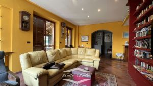 Casa indipendente su tre lati con giardino e autorimessa tripla