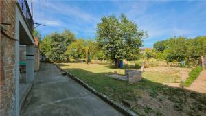 Cascina piemontese libera su tre lati con giardino privato e due unità abitative