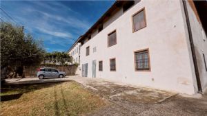 Cascina piemontese libera su tre lati con giardino privato e due unità abitative