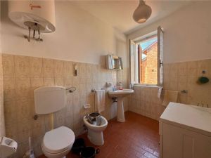 MOMBARUZZO CENTRO PAESE INTERNO AD UNA CORTE