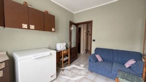 Appartamento con cucina abitabile, salotto e tre camere.