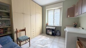 Appartamento con cucina abitabile, salotto e tre camere.