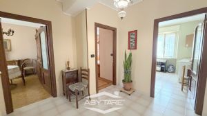 Appartamento con cucina abitabile, salotto e tre camere.