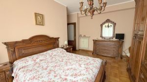 Appartamento con cucina abitabile, salotto e tre camere.