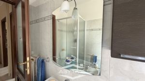 Appartamento con cucina abitabile, salotto e tre camere.