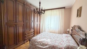 Appartamento con cucina abitabile, salotto e tre camere.