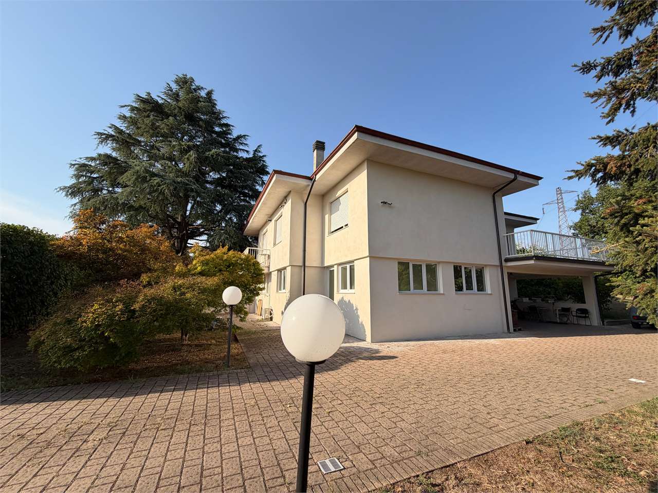 Villa indipendente con ampi spazi, doppio garage e grande giardino