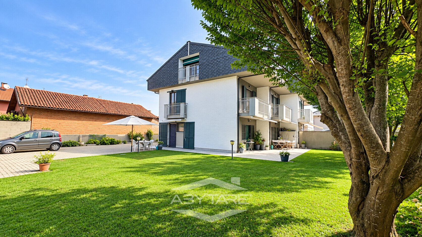 Villa indipendente su tre lati