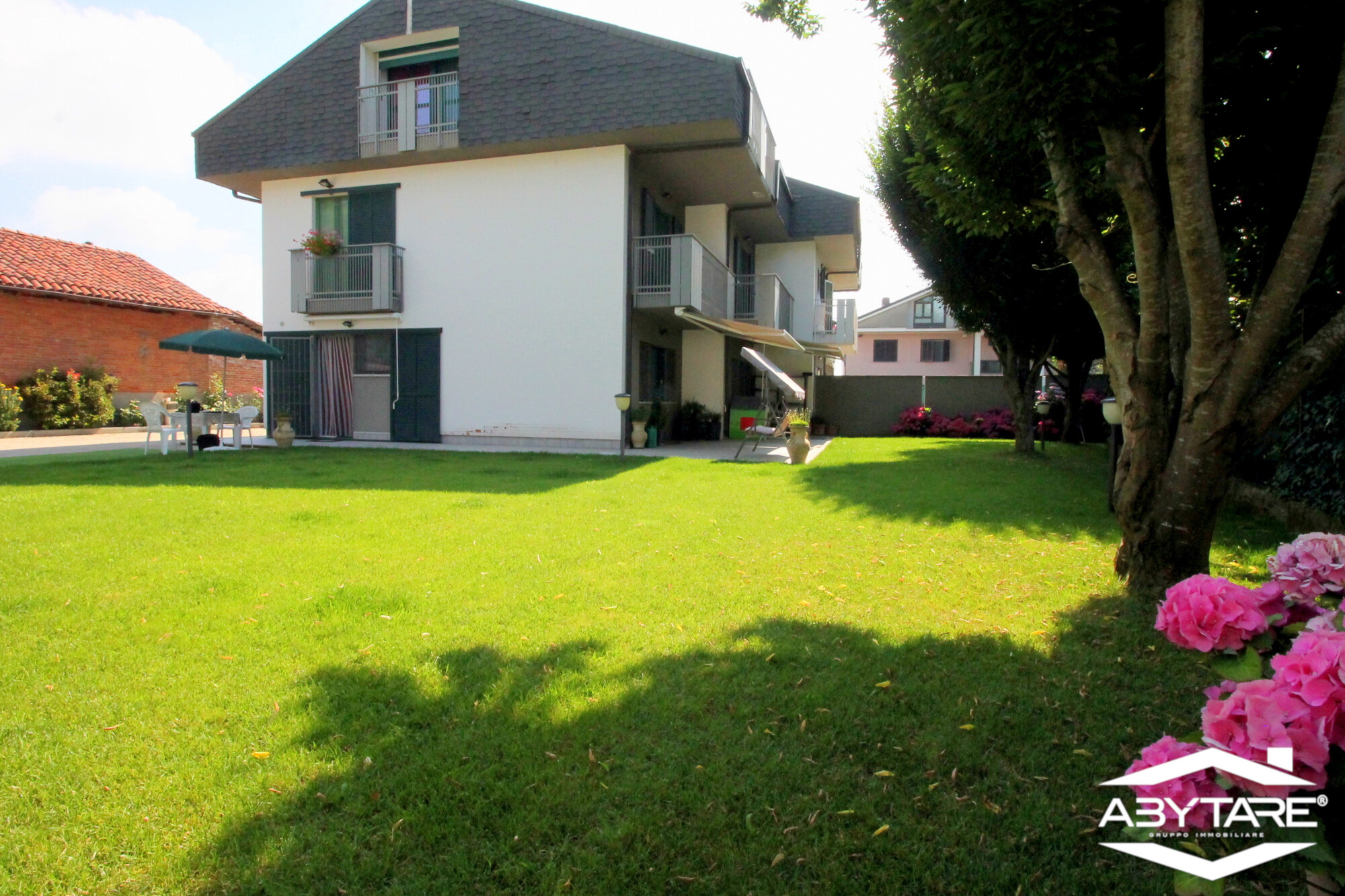 Villa indipendente su tre lati