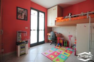 Villa indipendente su tre lati