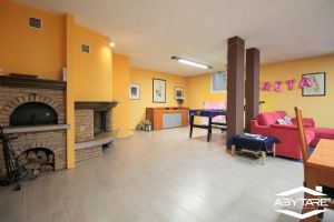 Villa indipendente su tre lati