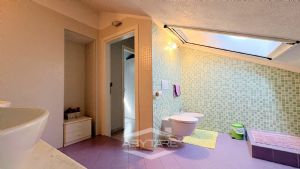 Villa indipendente su tre lati