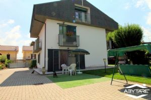 Villa indipendente su tre lati