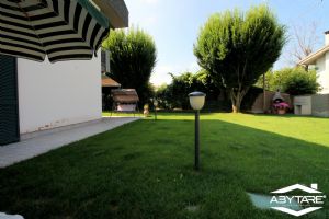 Villa indipendente su tre lati
