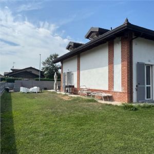 ASTI PALUCCO PORZIONE DI VILLA BIFAMILIARE CON PISCINA