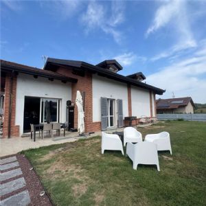 ASTI PALUCCO PORZIONE DI VILLA BIFAMILIARE CON PISCINA