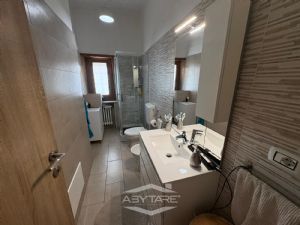 TRILOCALE COMPLETAMENTE RISTRUTTURATO IN PICCOLA PALAZZINA