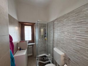 TRILOCALE COMPLETAMENTE RISTRUTTURATO IN PICCOLA PALAZZINA