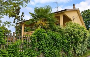 VALMANERA – VILLA INDIPENDENTE CON OLTRE 1.000 MQ DI GIARDINO