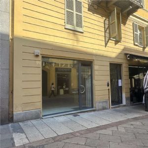 NEGOZIO IN ZONA PEDONALE CON AMPIA VETRINA