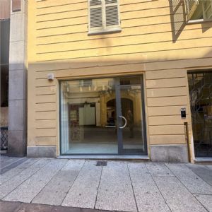 NEGOZIO IN ZONA PEDONALE CON AMPIA VETRINA
