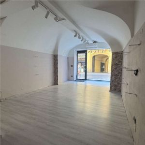 NEGOZIO IN ZONA PEDONALE CON AMPIA VETRINA