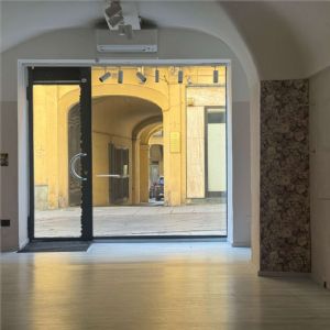 NEGOZIO IN ZONA PEDONALE CON AMPIA VETRINA