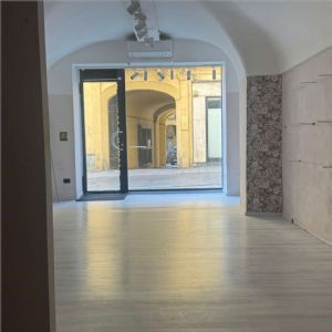NEGOZIO IN ZONA PEDONALE CON AMPIA VETRINA