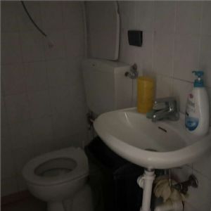 NEGOZIO IN ZONA PEDONALE CON AMPIA VETRINA