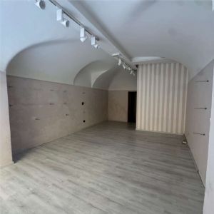 NEGOZIO IN ZONA PEDONALE CON AMPIA VETRINA