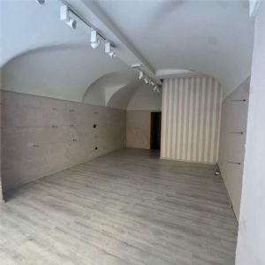 NEGOZIO IN ZONA PEDONALE CON AMPIA VETRINA