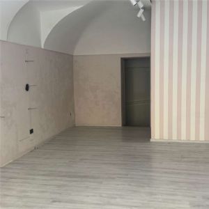 NEGOZIO IN ZONA PEDONALE CON AMPIA VETRINA