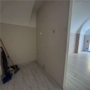 NEGOZIO IN ZONA PEDONALE CON AMPIA VETRINA