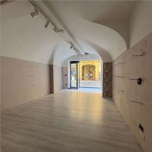 NEGOZIO IN ZONA PEDONALE CON AMPIA VETRINA