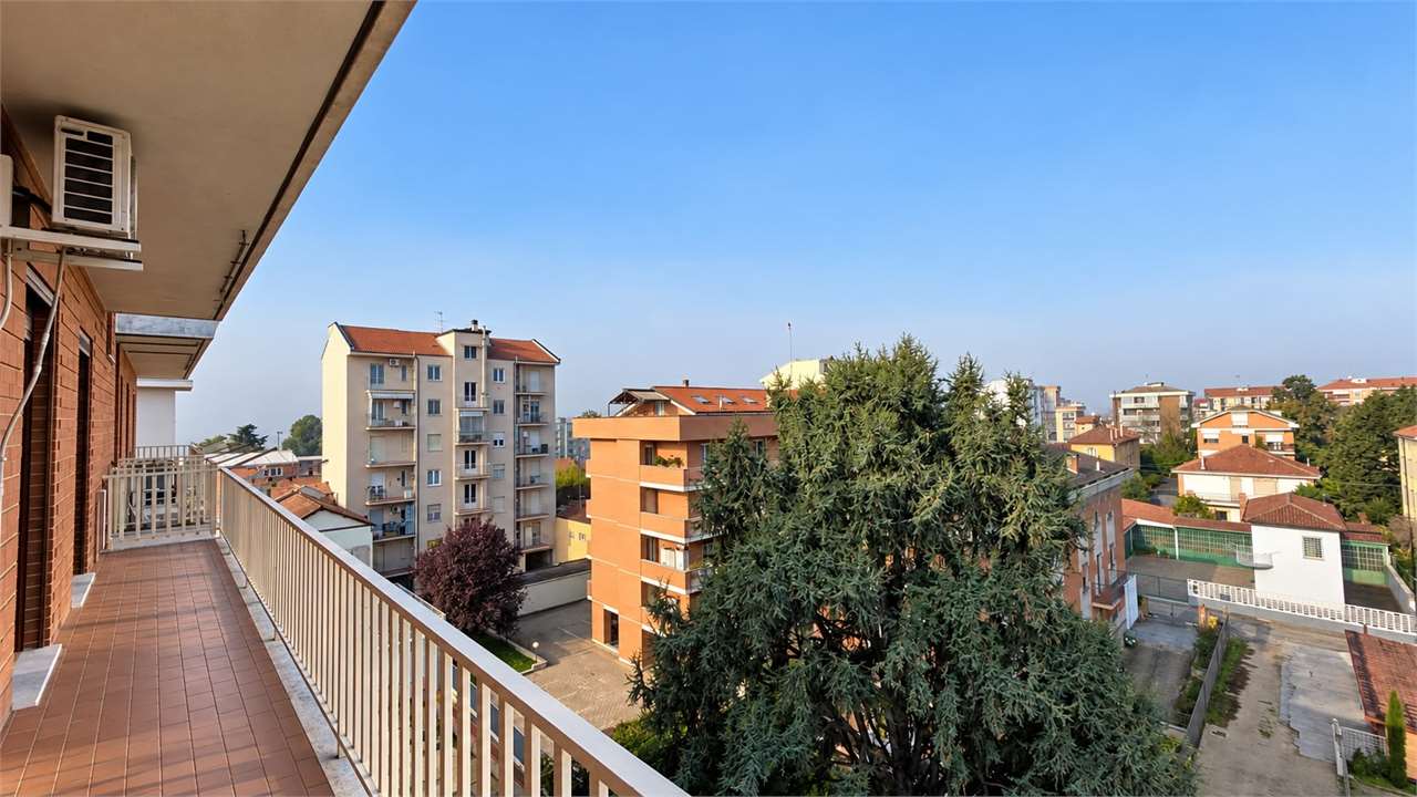 ASTI – PORTA TORINO: ULTIMO PIANO PANORAMICO, TRIPLA ESPOSIZIONE, ASCENSORE E BOX AUTO!